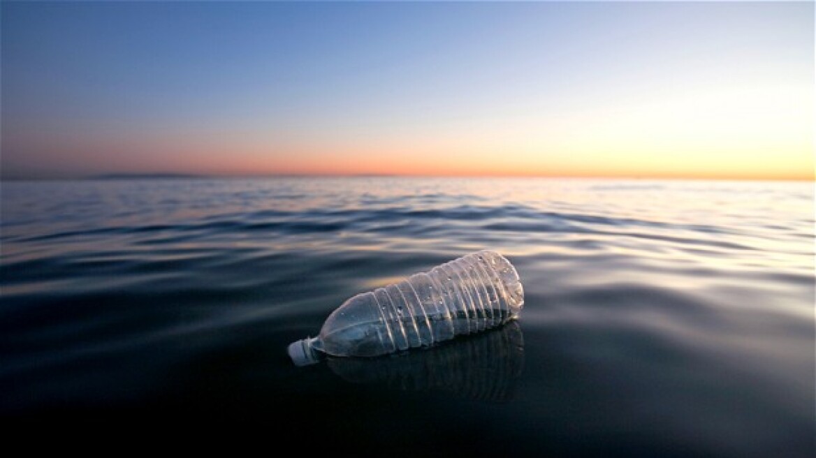 Το 2050 οι ωκεανοί θα έχουν περισσότερα πλαστικά παρά ψάρια!
